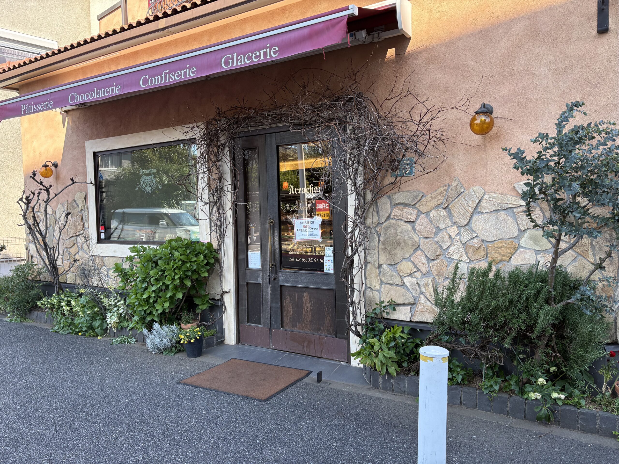 アルカション　店の前